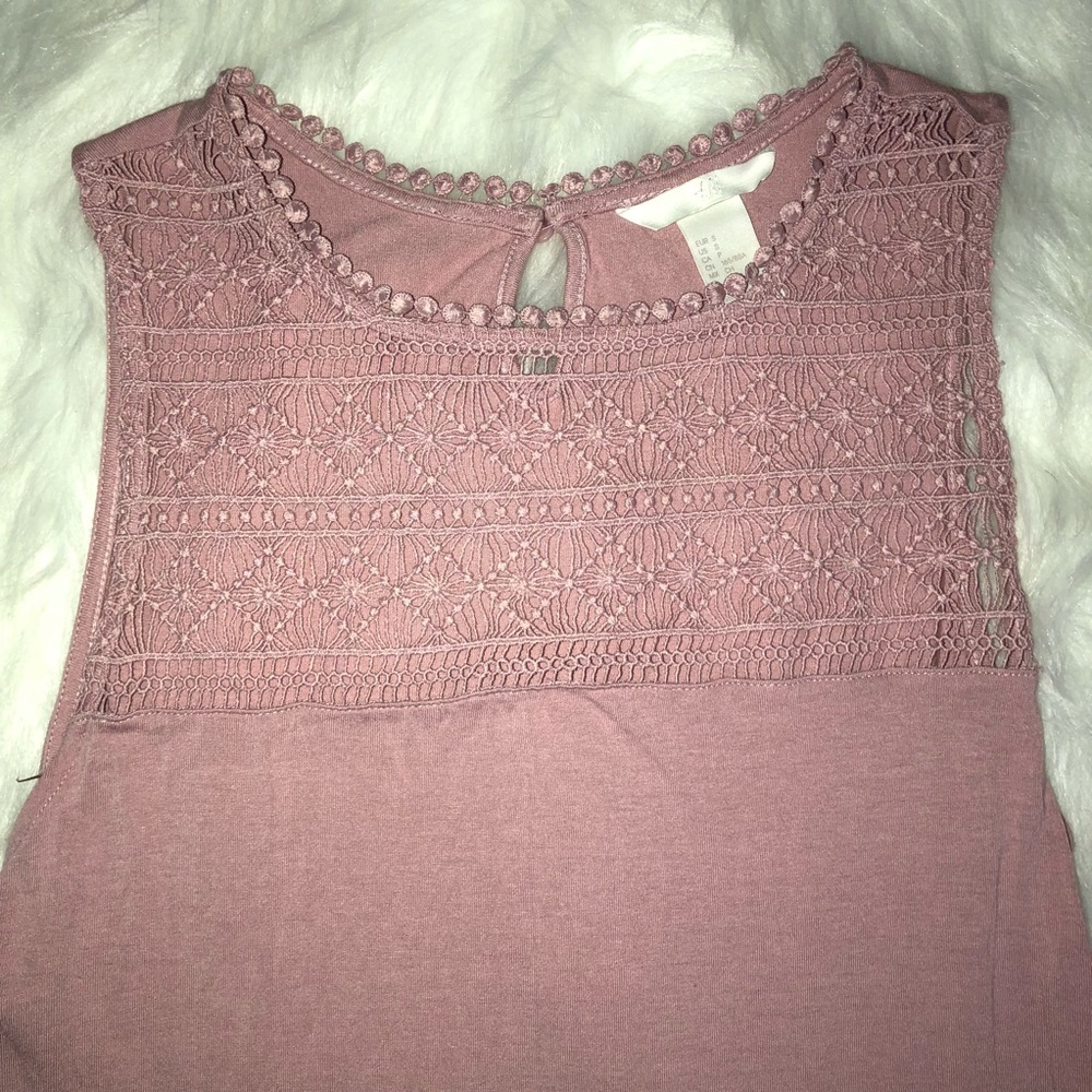 Mauve tank top with knitted design! Size small!